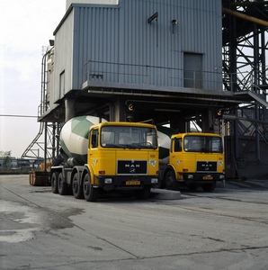 849354 Afbeelding van twee betonauto's op het terrein van de betonmortelfabriek BEFU B.V. (Elektronweg 40) te Utrecht.
